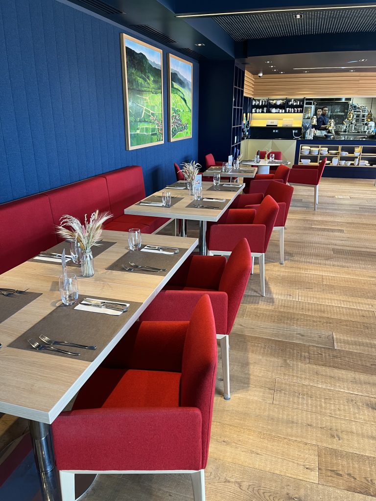 Rénovation avec adhésif effet bois des tables du restaurant « chez Claude » de l’hôtel Best Western Plus le Rhénan à Dorlisheim proche de Molsheim