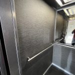 Rénovation avec adhésif effet bois pour l’extérieur et effet tissu pour l’intérieur des ascenseurs de l’hotel IBIS Centre Historique à Strasbourg en Alsace