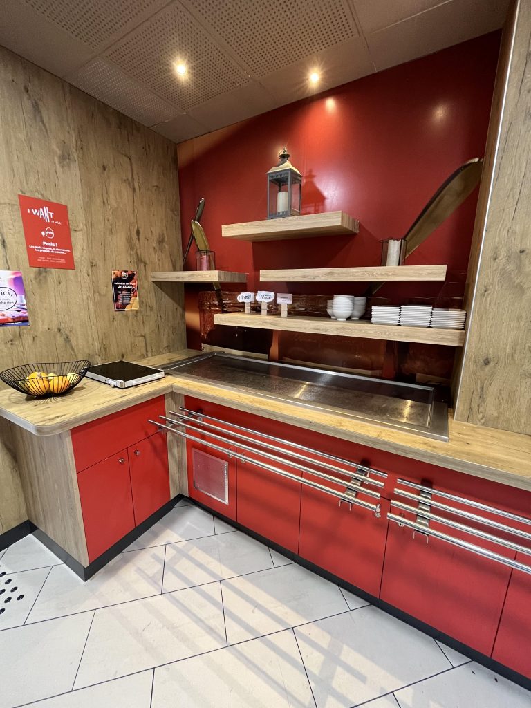Rénovation avec adhésif effet bois pour la salle de petit déjeuner de l’hôtel IBIS Petite France à Strasbourg