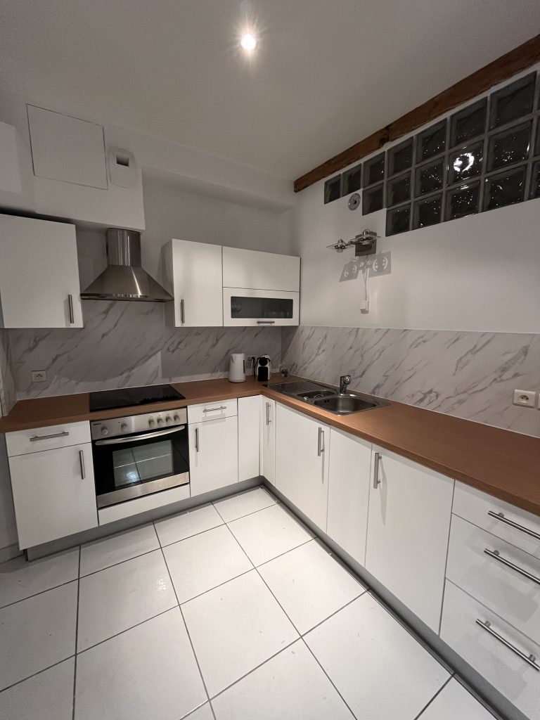 Rénovation cuisine effet bois, blanc matte et marbre pour Airbnb à Strasbourg près d’Eckbolsheim