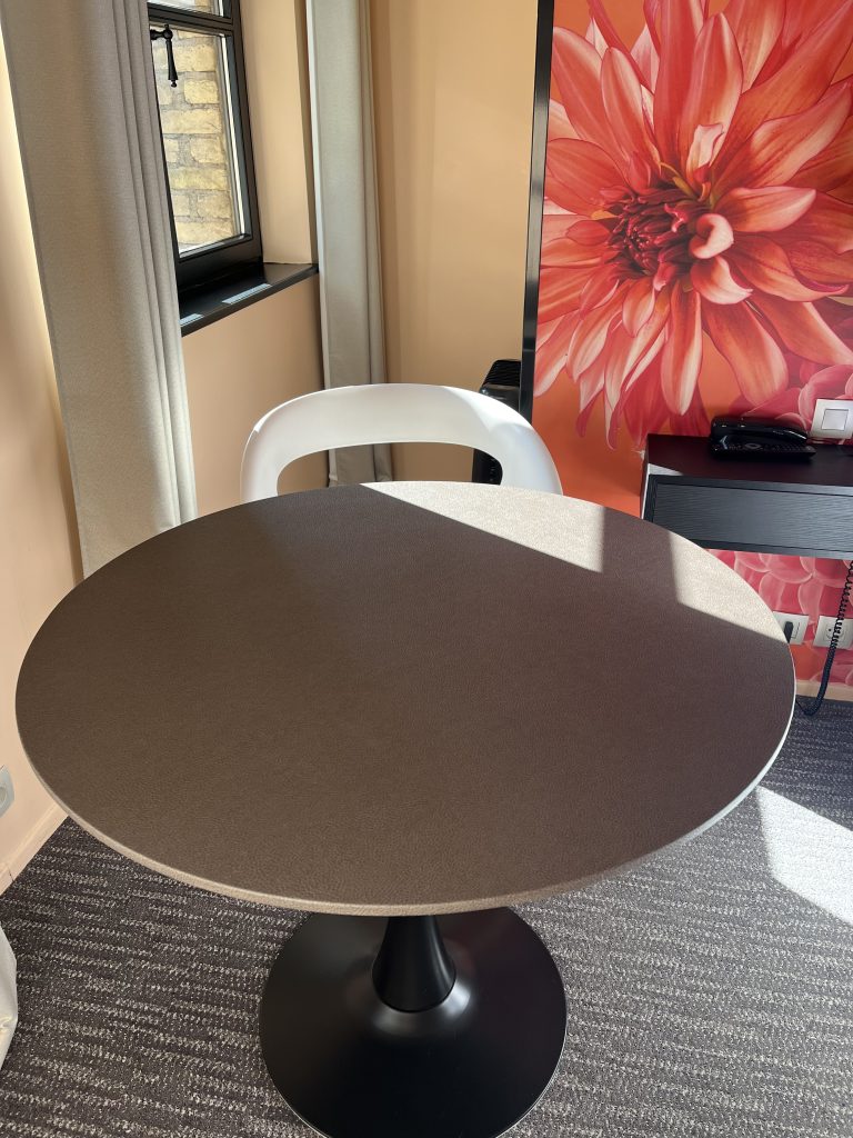 Rénovation table et bureau effet cuir pour hôtel Le Moulin à la Wantzenau