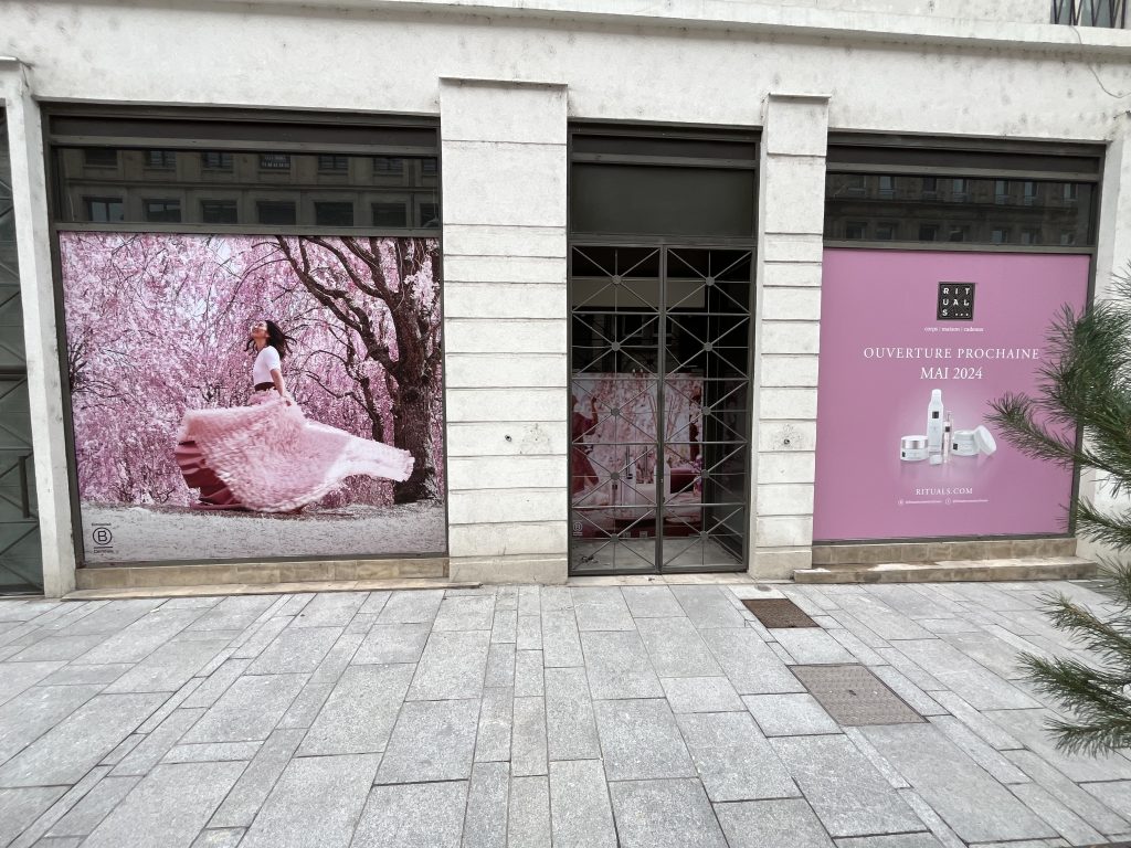 Pose de vitrophanie décorative, éphémère pour une futur ouverture de commerce au centre ville de Nancy