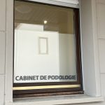 Vitrophanie décorative pour cabinet de podologie avec vitrophanie anti vis à vis à Benfeld