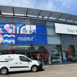 Vitrophanie décorative imprimée pour une campagne sur les JO 2024 pour Toyota à Strasbourg et Haguenau