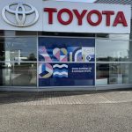 Vitrophanie décorative imprimée pour une campagne sur les JO 2024 pour Toyota à Strasbourg et Haguenau