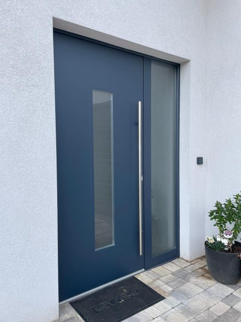 Rénovation en adhésif bleu gris matte pour cette porte d’entrée à Kolbsheim en Alsace