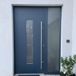 Rénovation en adhésif bleu gris matte pour cette porte d’entrée à Kolbsheim en Alsace