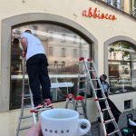 Pose de vitrophanie anti chaleur et anti UV sur les vitrines du restaurant Abbiocco à Strasbourg