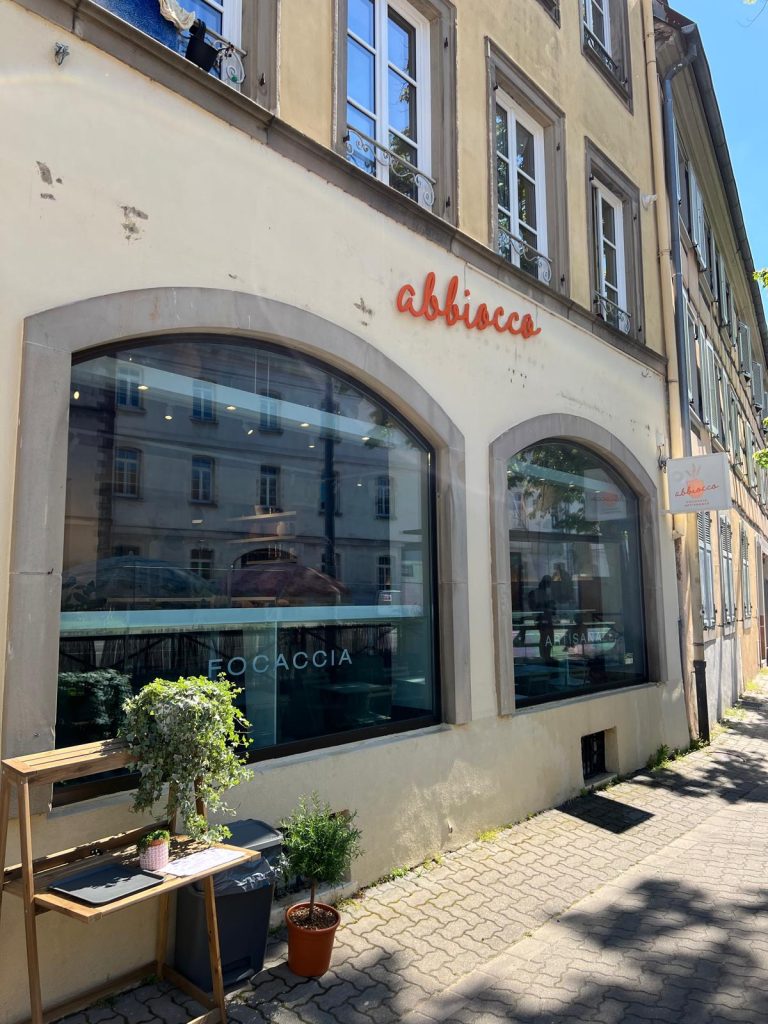 Pose de vitrophanie anti chaleur et anti UV sur les vitrines du restaurant Abbiocco à Strasbourg